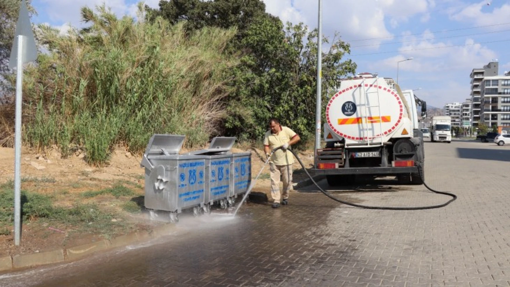 Nazilli'de çöp konteynerleri bir bir dezenfekte ediliyor