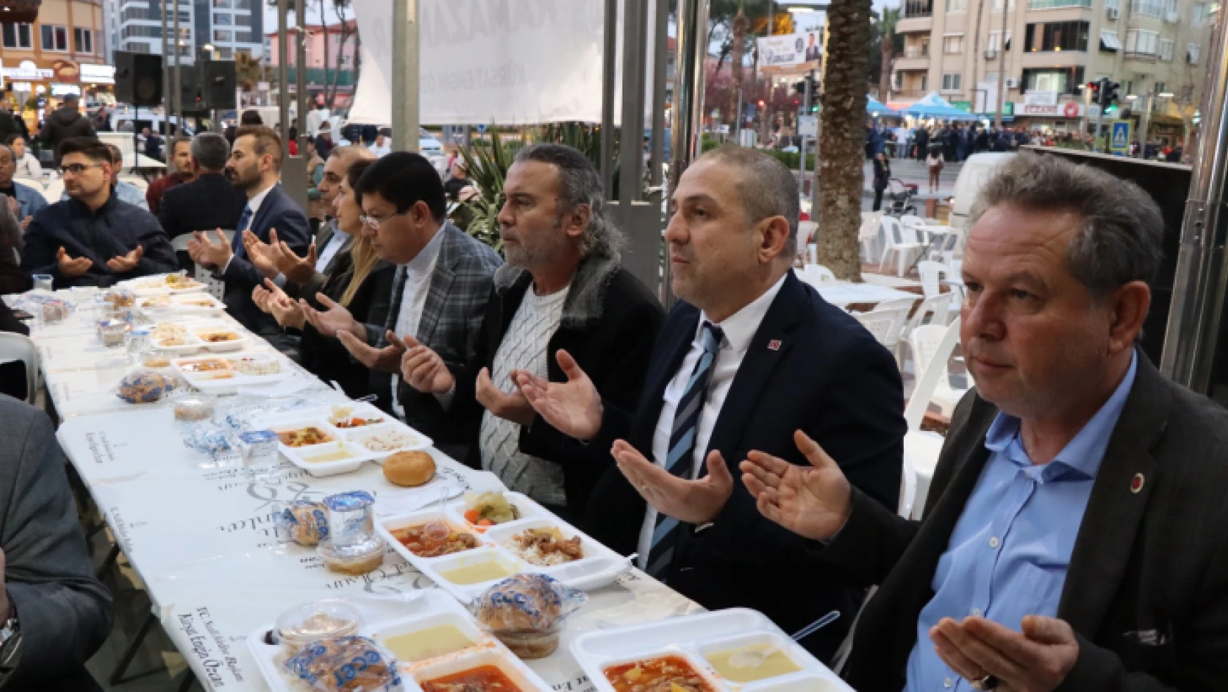 Nazilli'de ilk iftar Belediye Meydanı'nda yapıldı