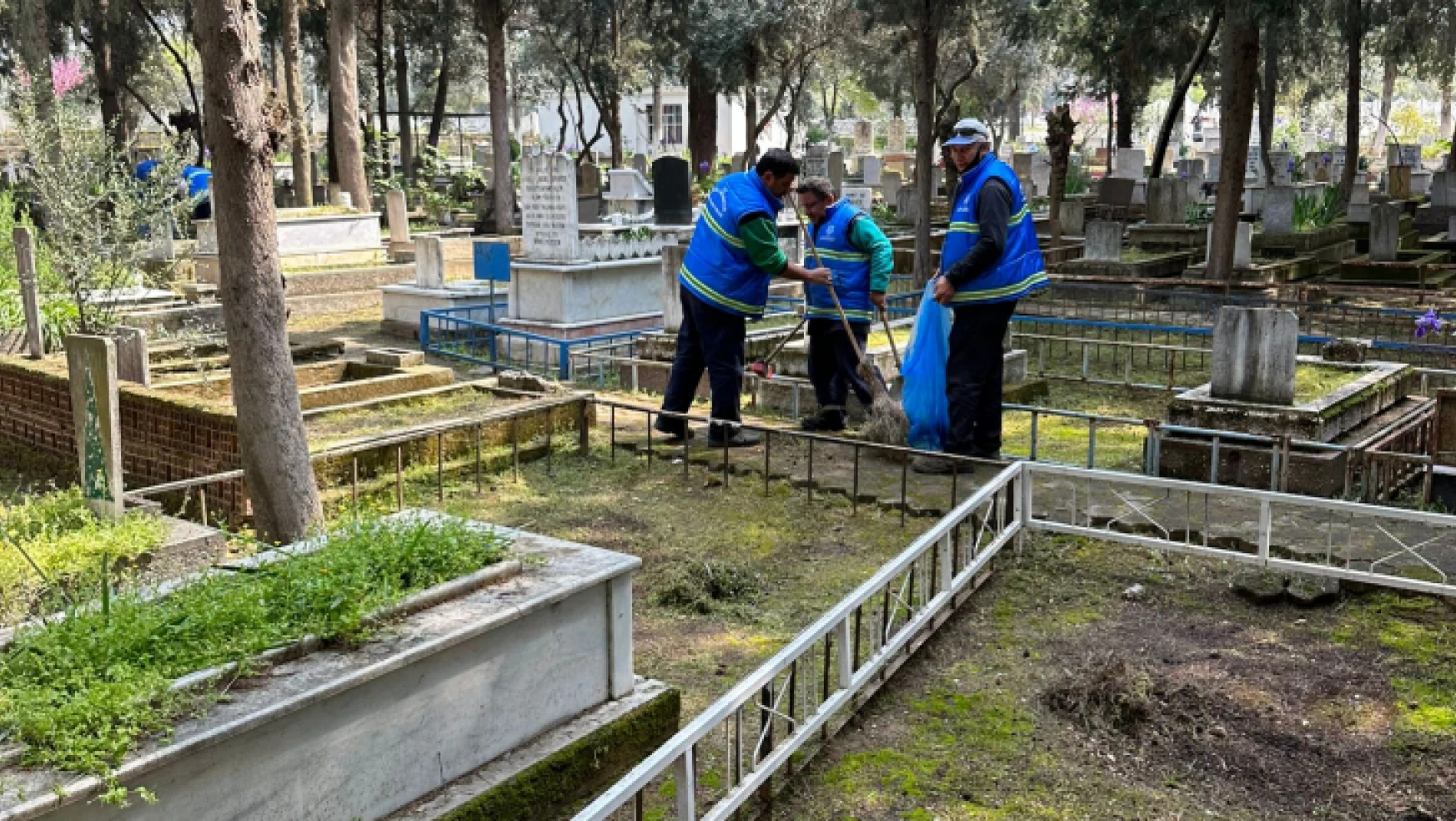 Nazilli'de mezarlıklar bayrama hazır