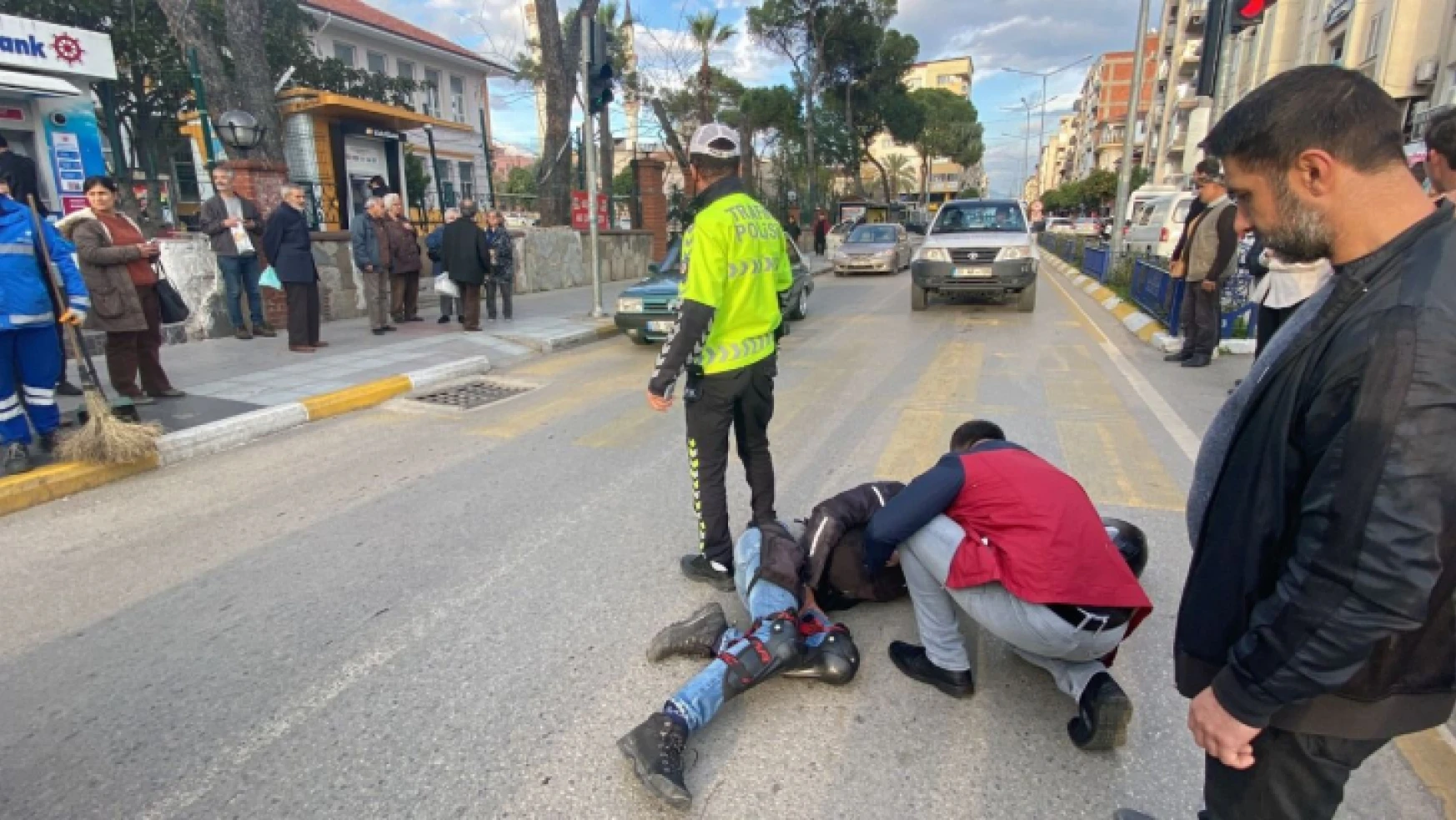 Nazilli'de motosikletli kurye trafikçilerin önünde kaza yaptı