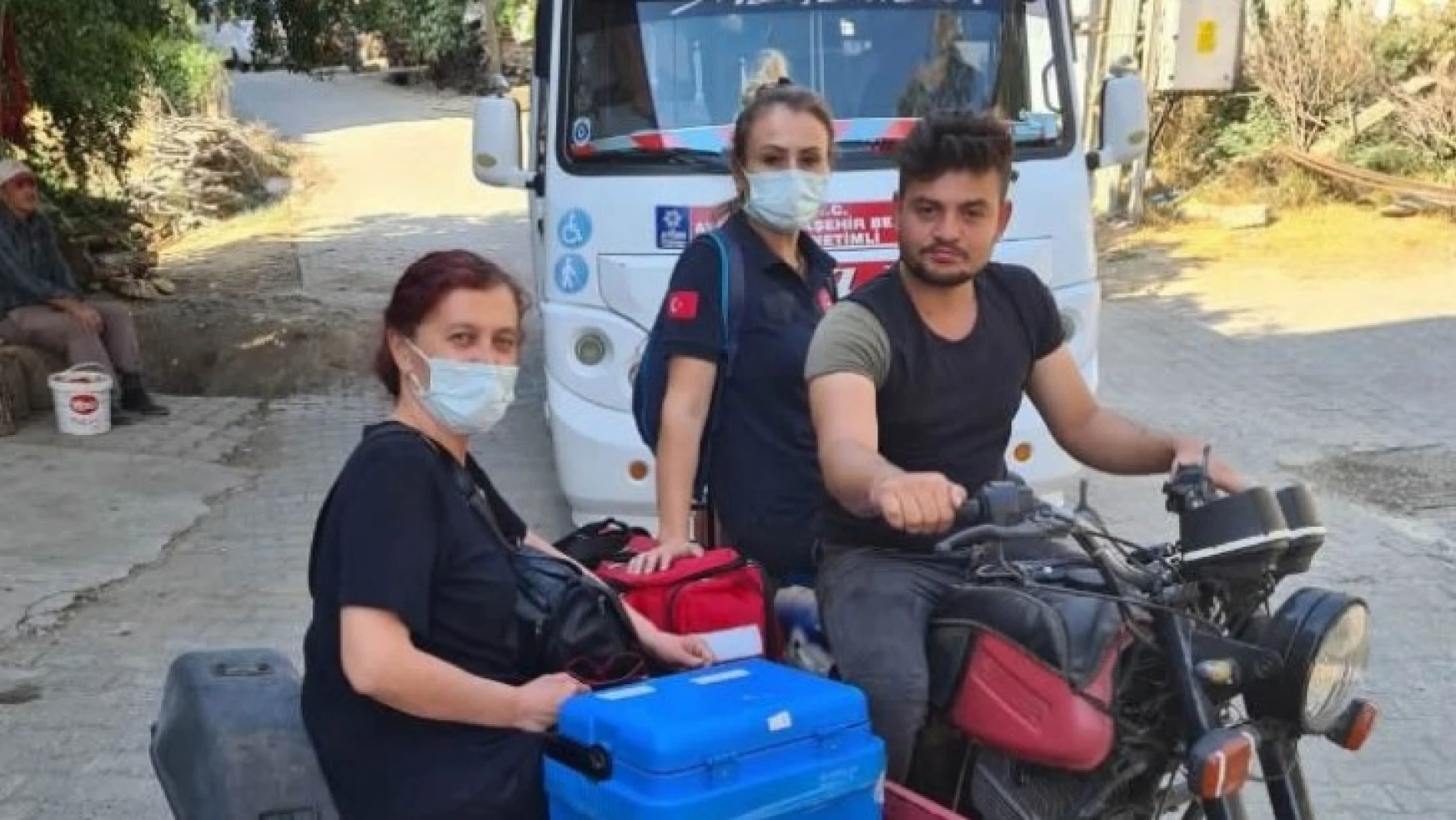 Nazilli'de sağlık çalışanları aşı yapmaya motosikletle gitti