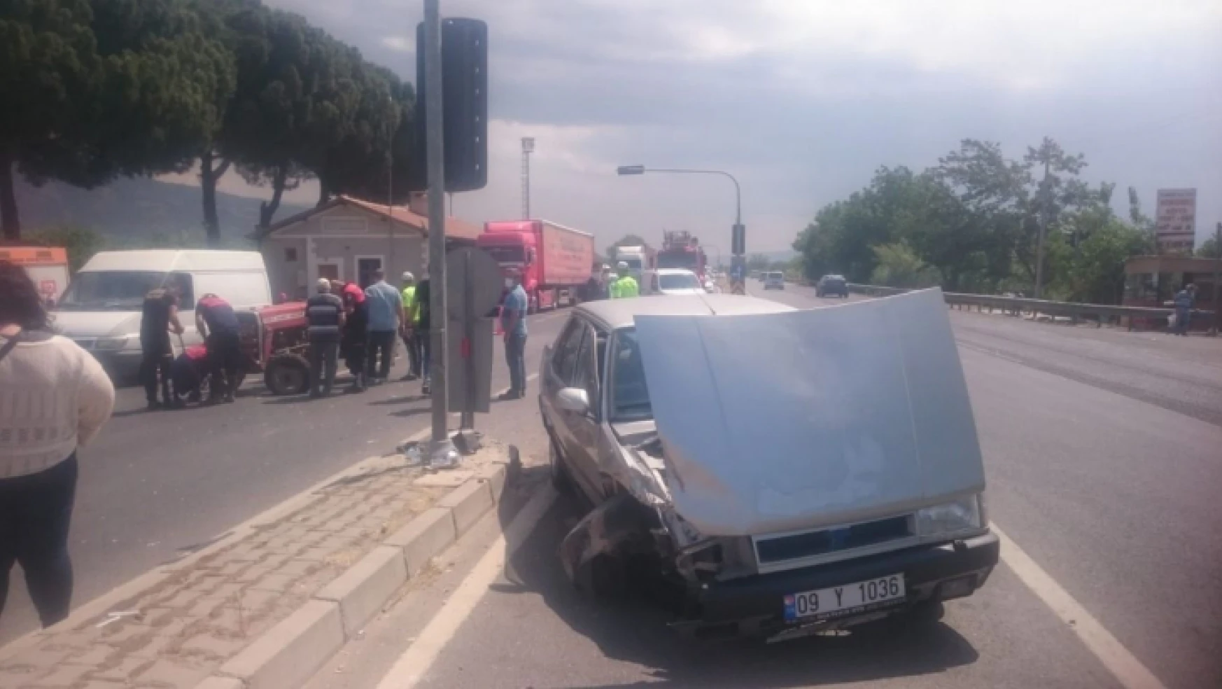 Nazilli'de traktör ile otomobil çarpıştı: 3 yaralı