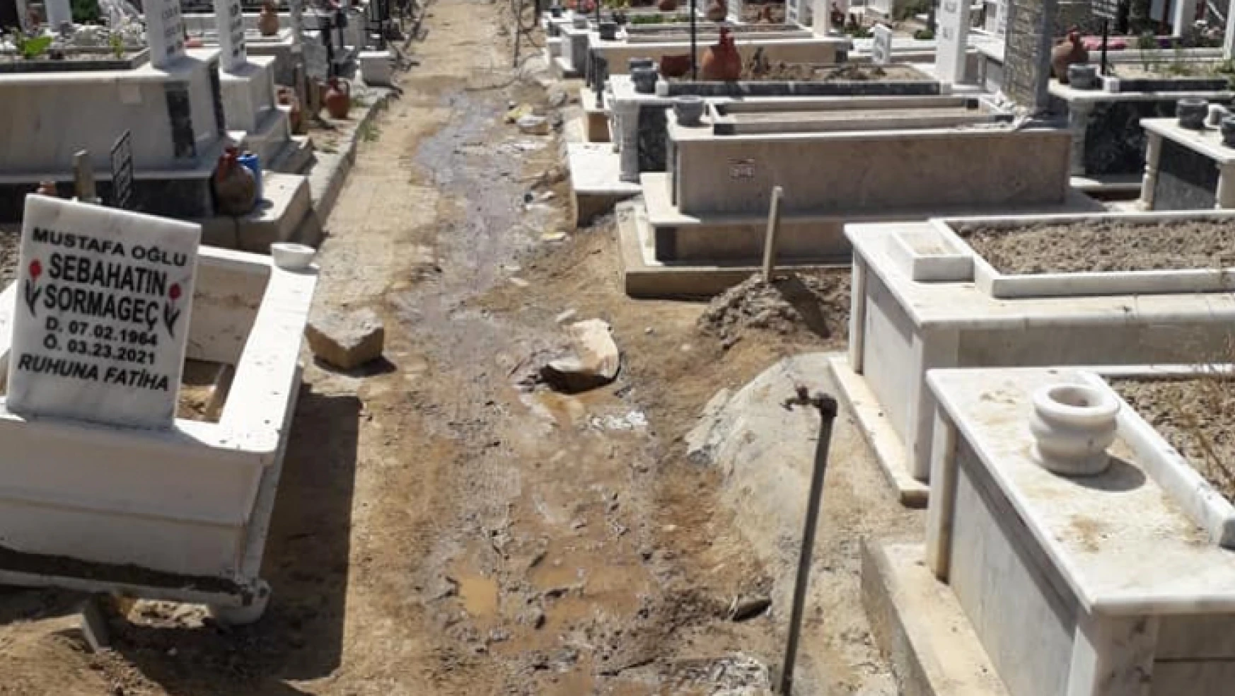 Nazilli'de vatandaştan bayram öncesi mezarlık sitemi