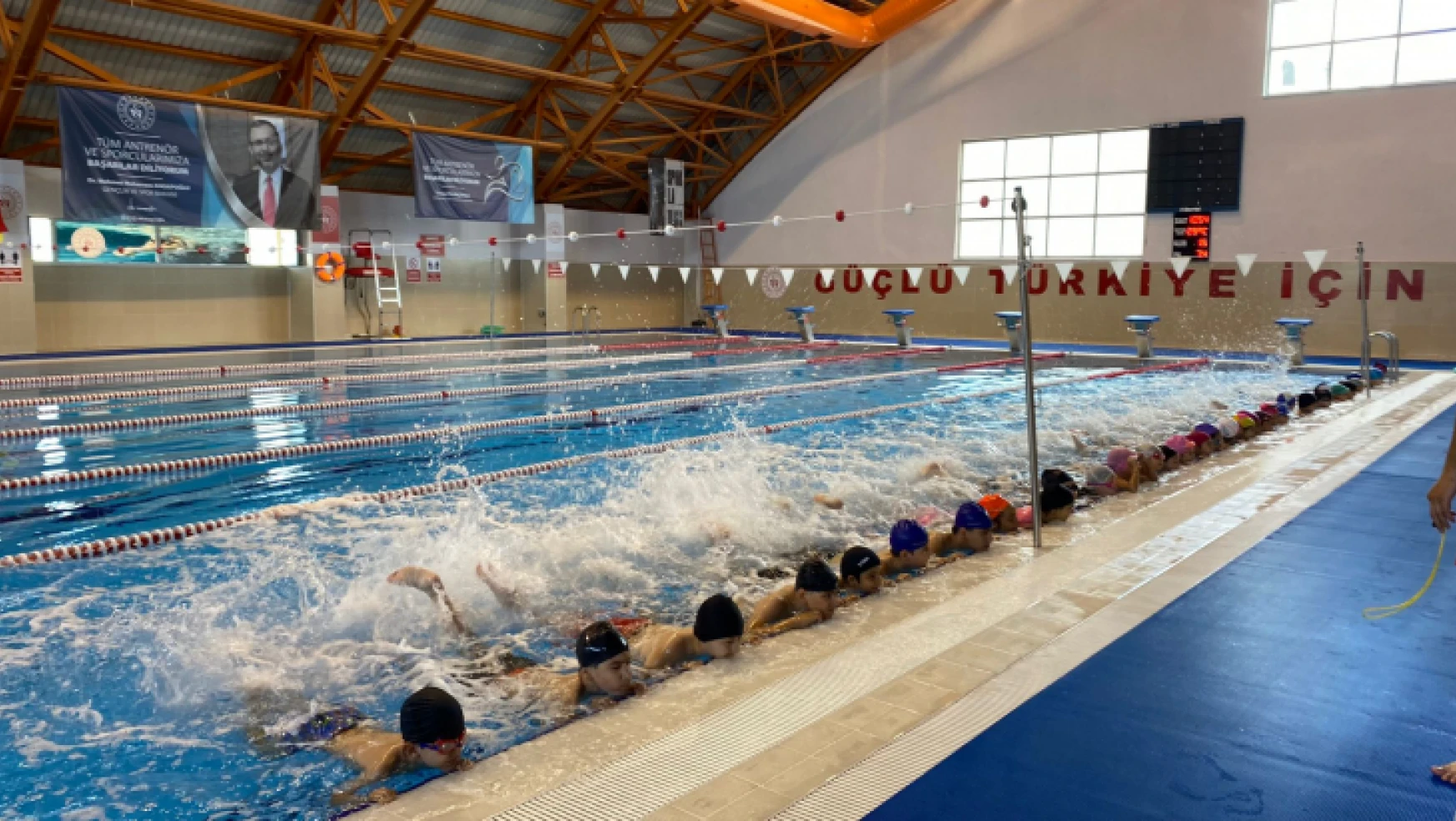 Nazilli'de yüzme kursu açıldı