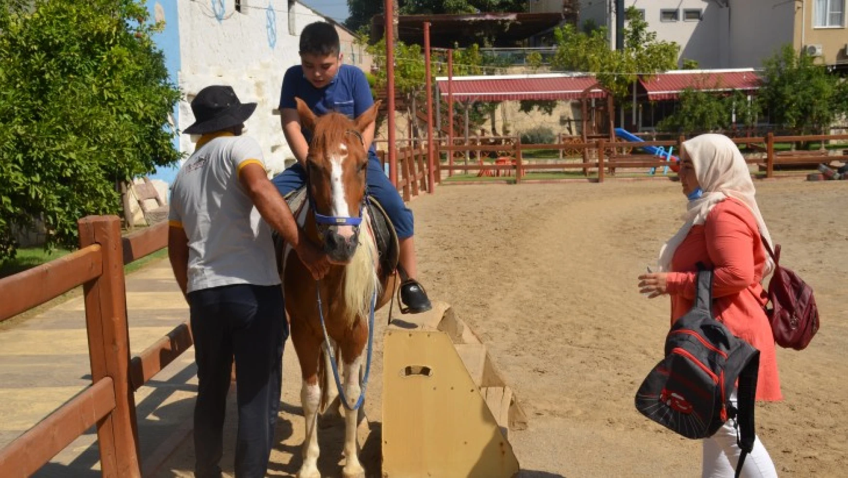 Otizmli çocukların atla terapi mutluluğu
