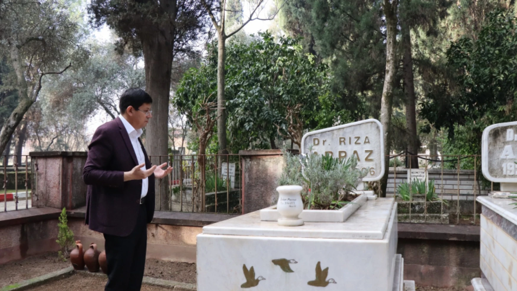 Özcan, Dr. Arpaz'ı mezarı başında andı