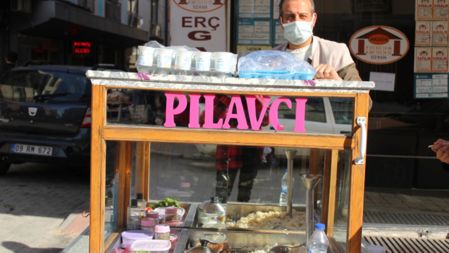 Sahnelere çıkamayan müzisyen sokaklarda pilav satıyor