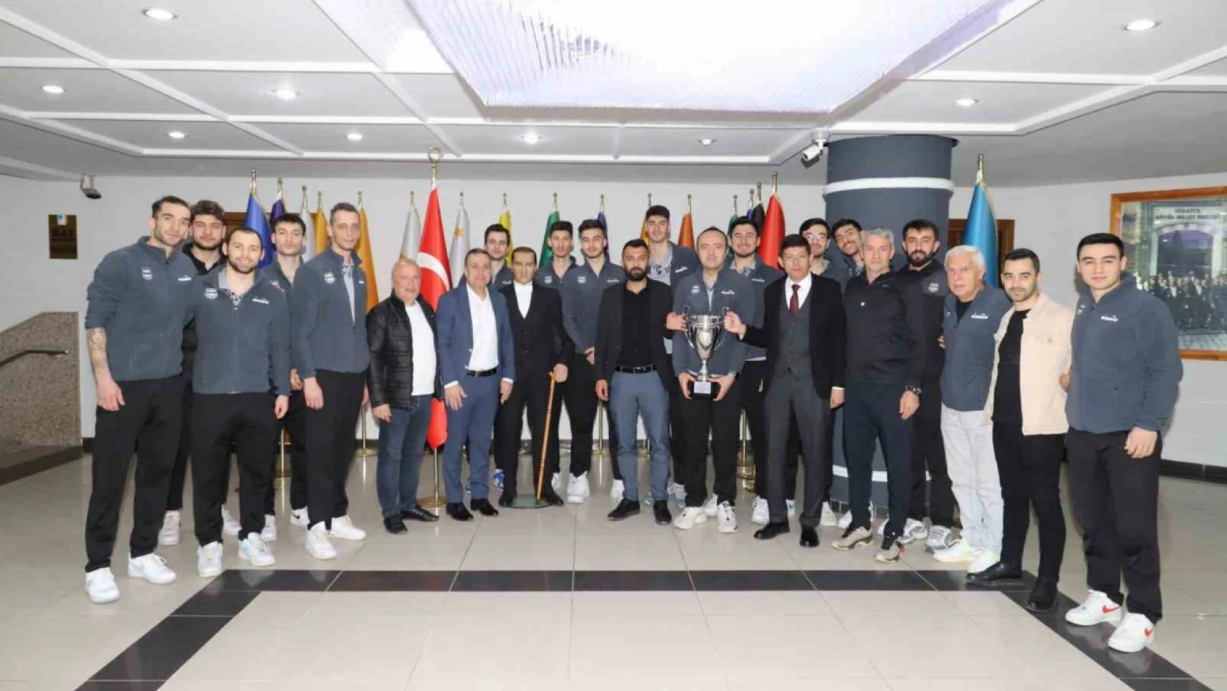 Şampiyon voleybol takımı kupayı Başkan Özcan'a teslim etti