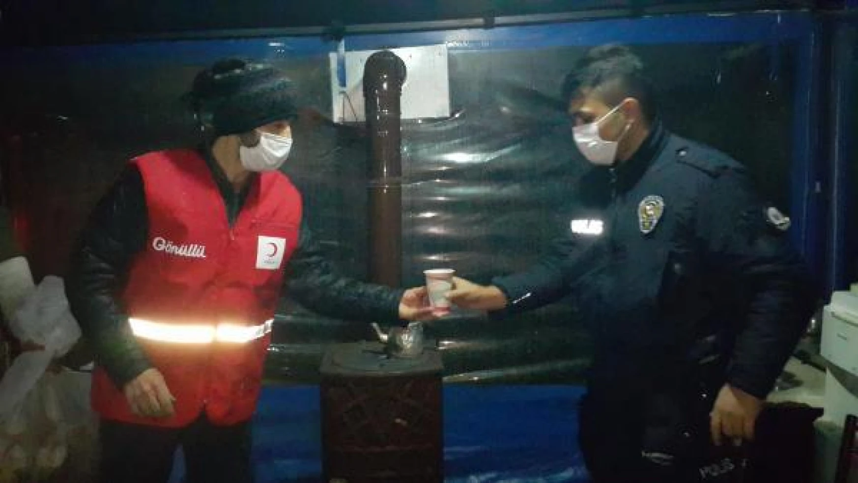 Soğuk havada görev yapan polislere sıcak çorba