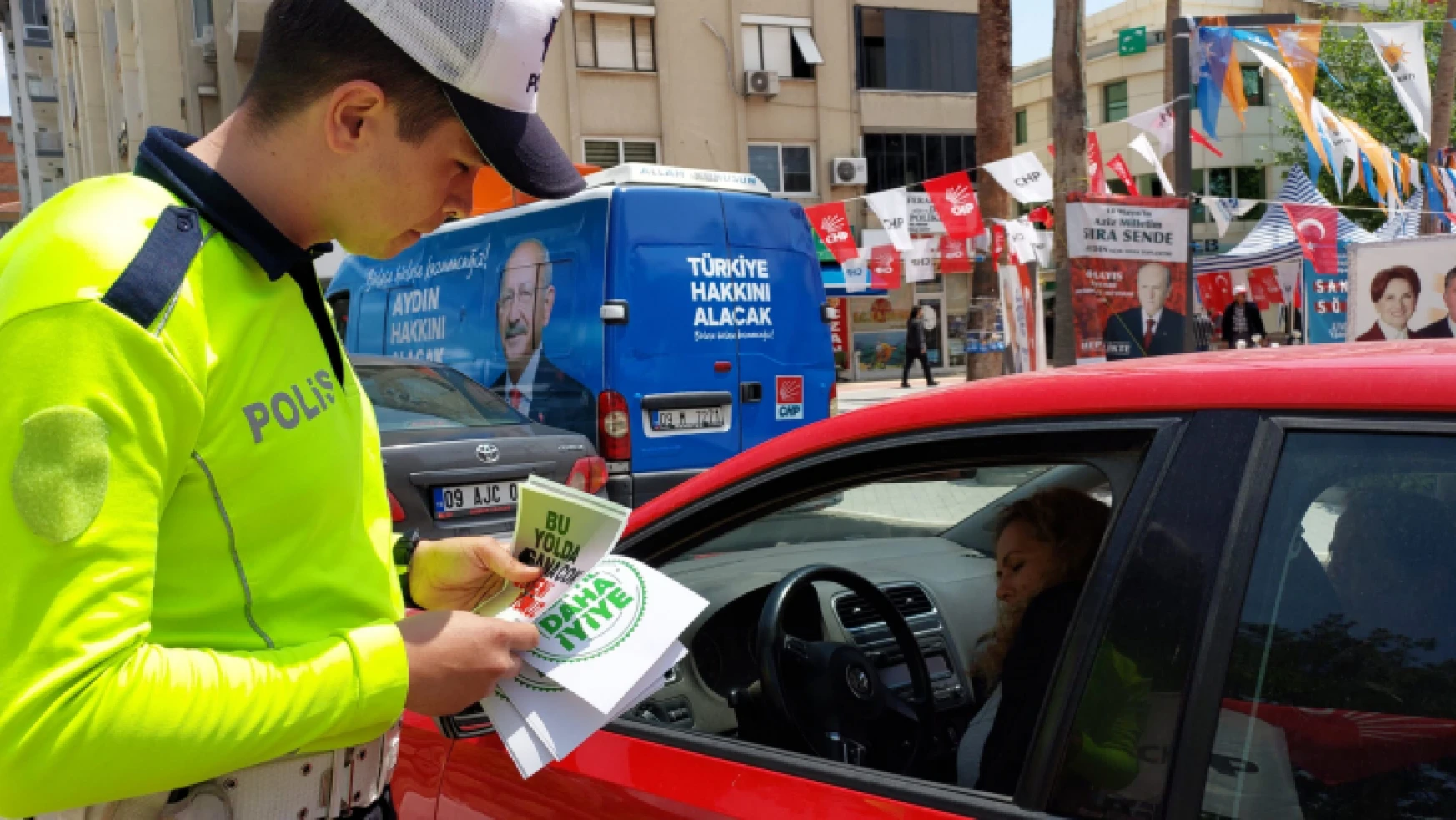 Trafik Haftası'nda sürücülere broşür dağıtıldı