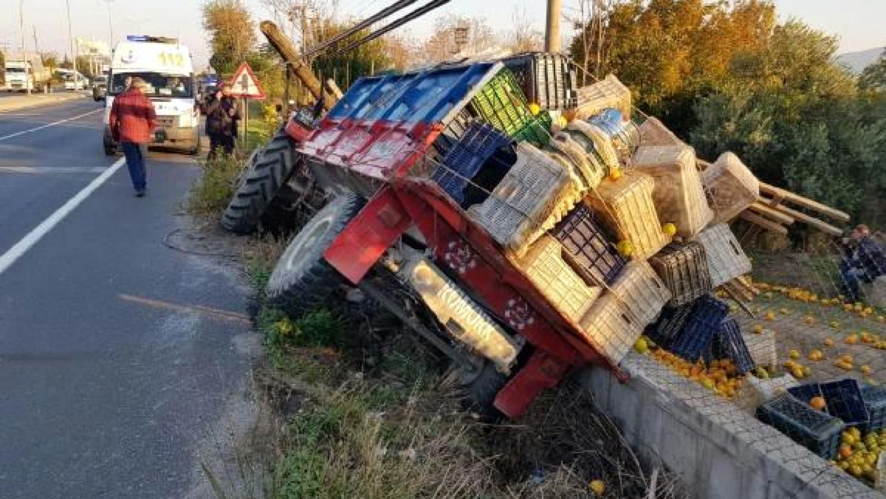 Traktör devrildi Suriyeli 2 tarım işçisi yaralandı