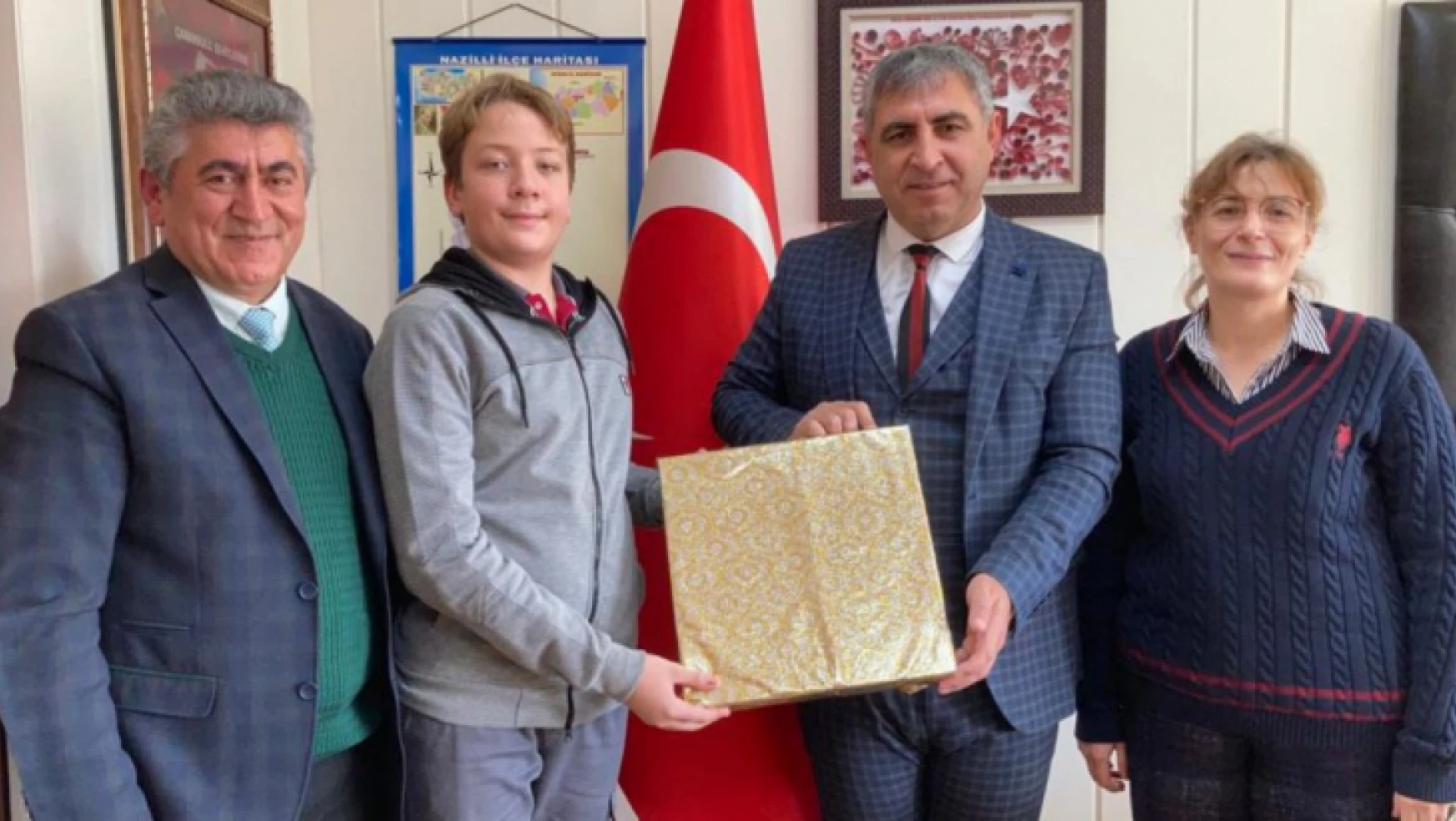 Türkiye 3'üncüsü Eymen, ödülünü Şimşek'ten aldı