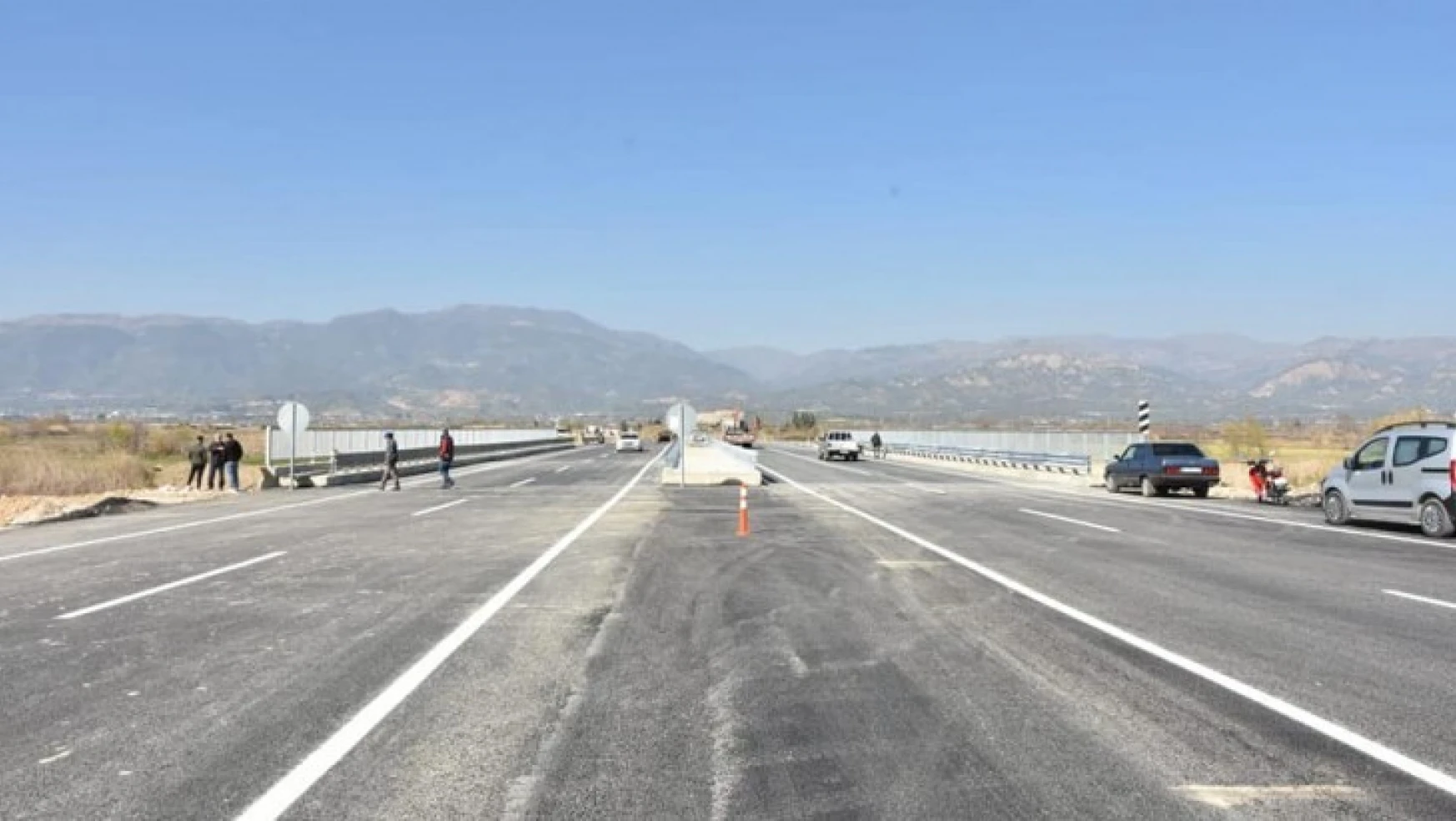 Yenipazar'da köprü, araç trafiğine açıldı