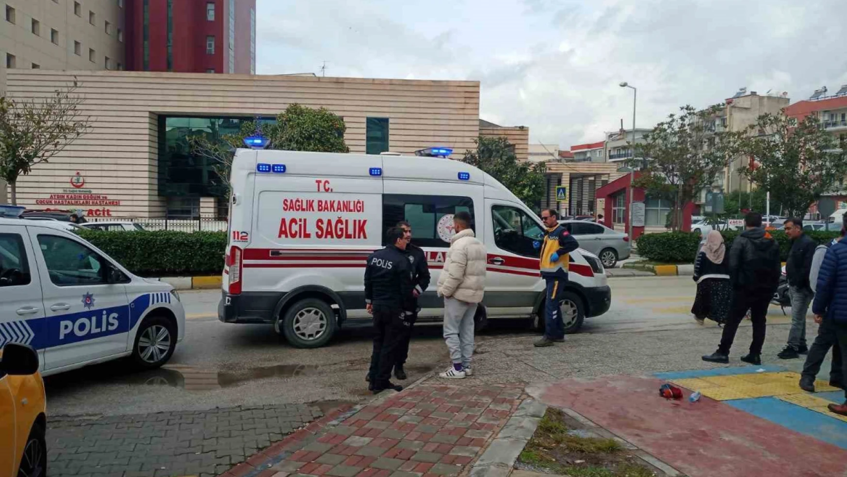 Yolda fenalaşan genç kız ambulansla hastaneye kaldırıldı