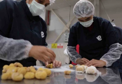 Başkan Atay'ın kurduğu 'Kadın Emeği Tarımsal Ürün Fabrikası'nın ürünleri sofraları süslemeye devam ediyor