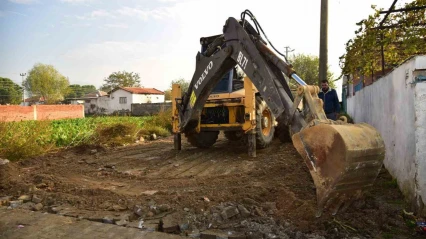 Acarlar'da yollar hem yenileniyor hem de yeşilleniyor