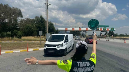 Durdurulan şüpheli araçta 5 düzensiz göçmen yakalandı