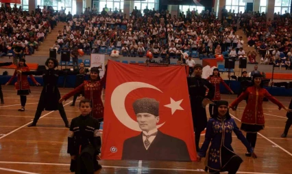 Aydın'da 23 Nisan coşkusu kapalı spor salonunda yaşandı
