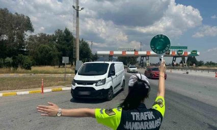Durdurulan şüpheli araçta 5 düzensiz göçmen yakalandı