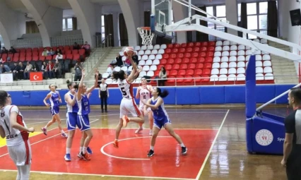 Gençlik Spor Müdürlüğü'nün kadın basketbol takımı ilk maçına çıktı
