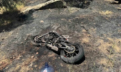 Kaza sonrası çıkan yangın, yol kenarına bırakılan su bidonlarıyla söndürüldü