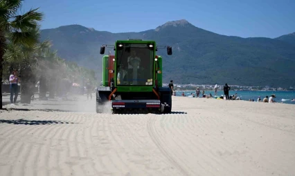 Kuşadası plajlarına son model kum temizleme aracı
