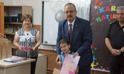 Öğrencilerin karnelerini Vali Canbolat verdi