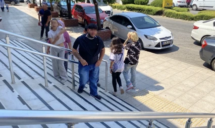 Şüphelinin kız kardeşi gazetecilere 'al bunu da çek' diyerek el hareketi çekti