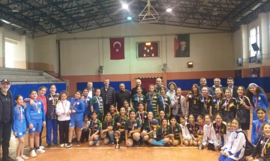 Hentbol turnuvası sona erdi, şampiyonlar madalyalarına kavuştu