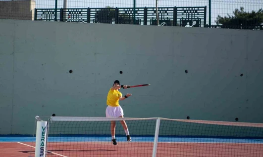 Kuşadası Tenis Kulübü'nde 19 Mayıs turnuvası heyecanı yaşandı