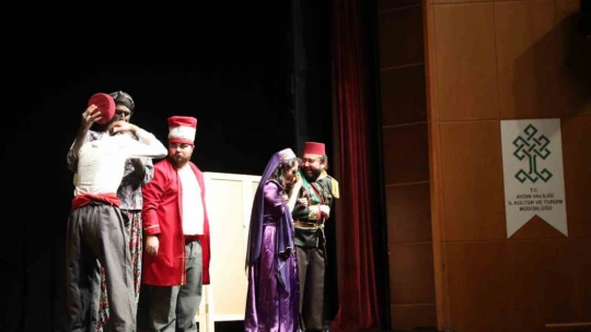 'Hamdi'nin İşleri Orta Oyunu' Efelerli tiyatroseverlerle buluştu