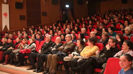 'Hamdi'nin İşleri Orta Oyunu' Efelerli tiyatroseverlerle buluştu