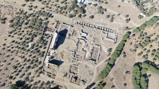 3 bin yıllık tarihi kentteki tiyatro ve stadyum gün yüzüne çıkmayı bekliyor
