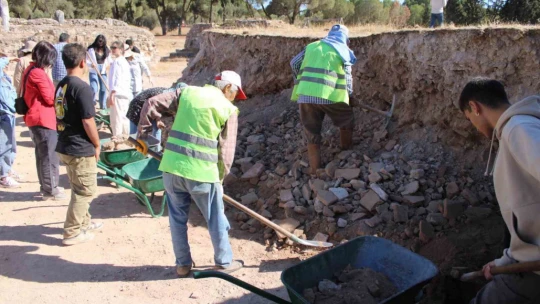 3 bin yıllık tarihi kentteki tiyatro ve stadyum gün yüzüne çıkmayı bekliyor