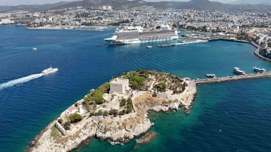 30 Ağustos Zafer Bayramı Kuşadası'nda turizm bayramına döndü