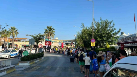 30 Ağustos Zafer Bayramı Kuşadası'nda turizm bayramına döndü