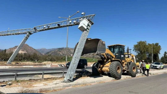 Açık unutulan damper, PTS direğine çarptı