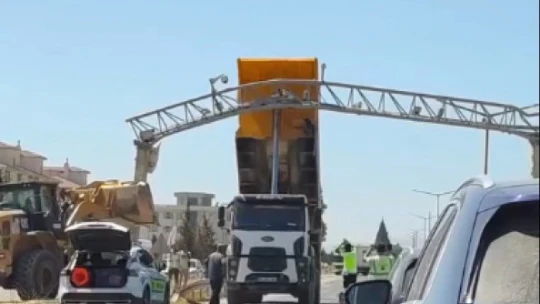 Açık unutulan damper, PTS direğine çarptı