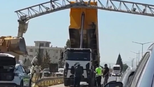 Açık unutulan damper, PTS direğine çarptı
