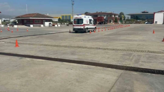 Acil sağlık personellerinin sürüş tekniği göz doldurdu
