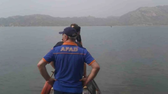AFAD ekipleri zamanla yarıştı: Sert iniş yapan uçaktaki mürettebat balıkçı teknesiyle karaya çıkarıldı