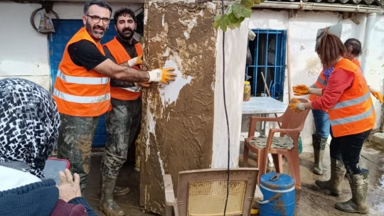 AFAD gönüllüleri selden etkilenen bölgelerde yaraları sarıyor