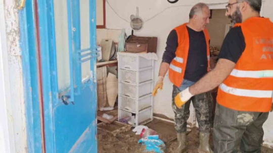 AFAD gönüllüleri selden etkilenen bölgelerde yaraları sarıyor