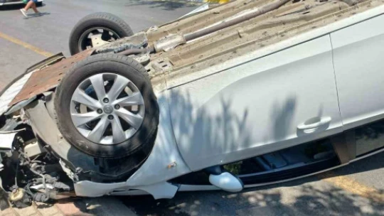 Ağaca çarpıp takla atan otomobil ters döndü: 2 yaralı