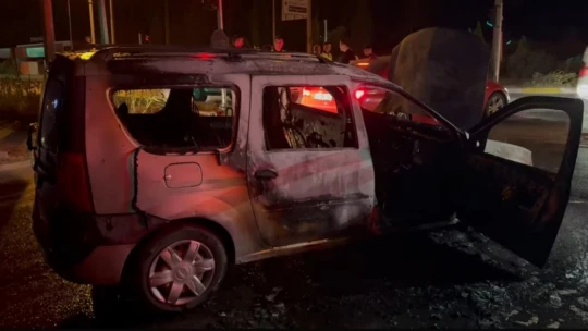 Ağaçlı Kavşağı'nda araç yangını, otombil dakikalar içinde küle döndü