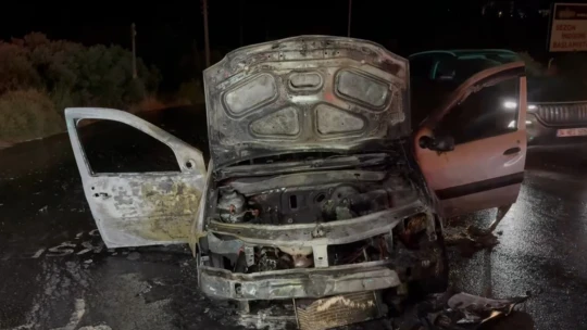 Ağaçlı Kavşağı'nda araç yangını, otombil dakikalar içinde küle döndü