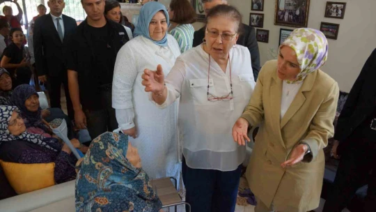 Aile ve Sosyal Hizmetler Bakanı Göktaş, Aydın'da yaşlı çınarlarla bir araya geldi