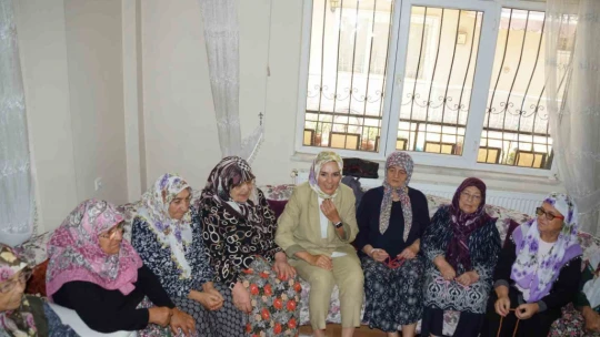 Aile ve Sosyal Hizmetler Bakanı Göktaş, Aydın'da yaşlı çınarlarla bir araya geldi