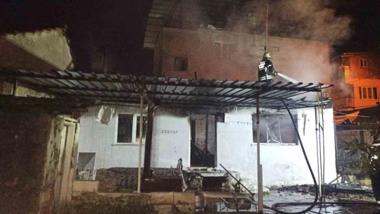 Ailesi ile yaşadığı evi yaktı olay yerinden kaçtı