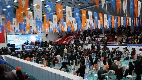 AK Parti'nin gençlik kongresine yaşlılar daha fazla ilgi gösterdi